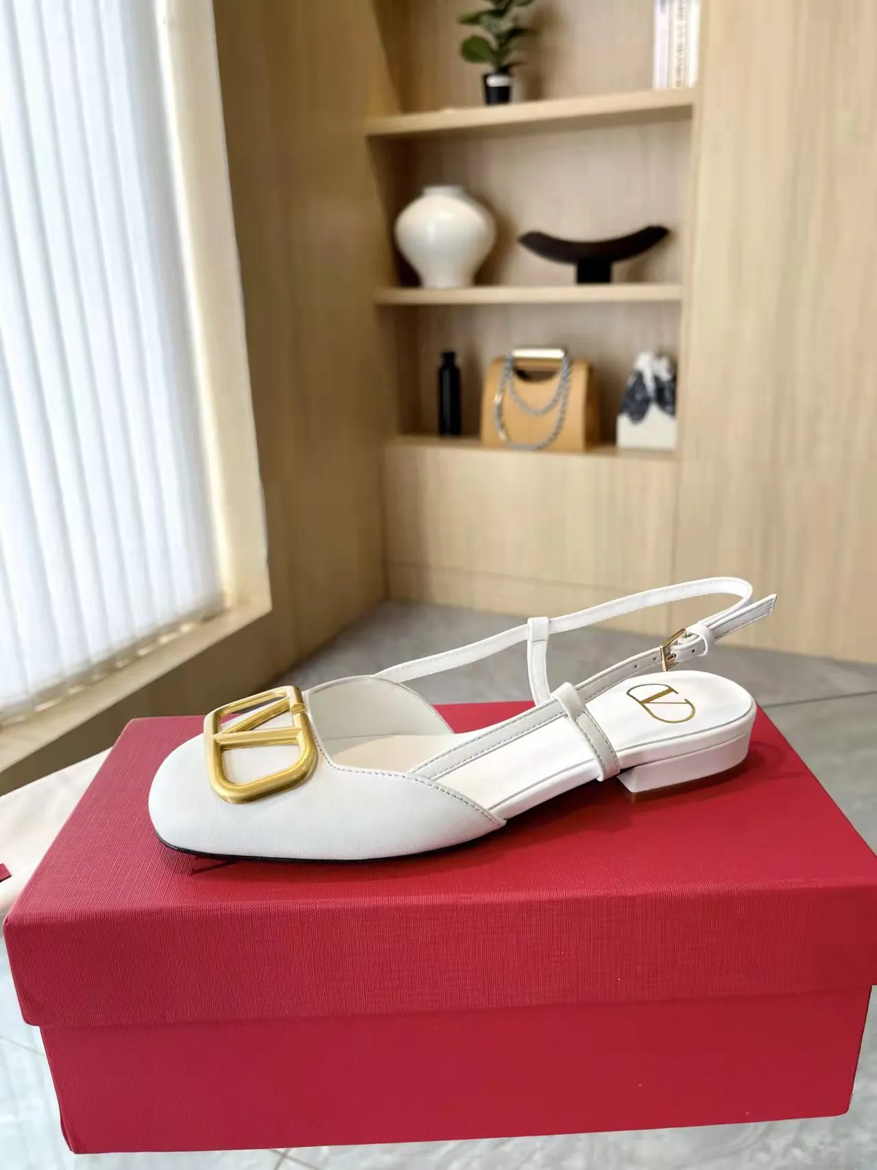 👟👟Ex-factory price 400👟👟 Genuine leather sole +40 Top version 𝑉𝐴𝐿𝐸𝑁𝑇𝐼𝑁𝑂 Valentino new spring and summer women's back hollow new sandals. Unique V-buckle hardware accessories bring out a full sense of luxury. The new season will live up to expectations! Worth buying★Absolutely high-grade❥Original method, Absolutely sensual❥Elegant style, creating a different feeling, simple and elegant style!  Code number: 35-41 (34-42 customized, non-returnable) Fabric: Imported sheepskin Inner foot pads: Inner sheepskin Heel height: 2 cm Leather outsole Rubber outsole